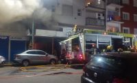 Video: Incendio de un negocio en la zona de Tribunales obligó a evacuar varios edificios