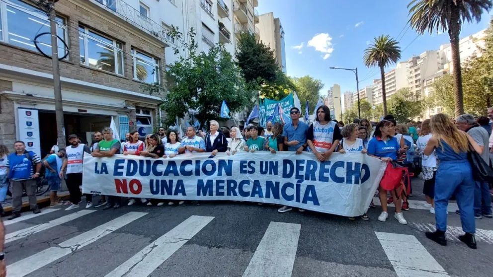 Docentes marcharon por recorte de fondos nacionales y advirtieron caída salarial en marzo