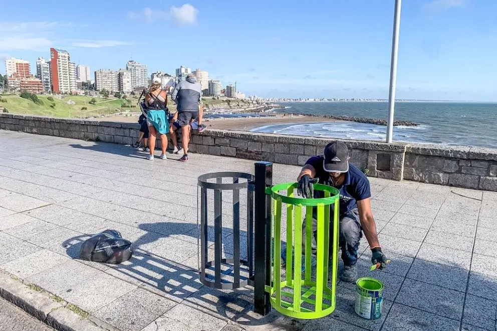 Colocan nuevos cestos dobles en la costa y plazas céntricas para separación de residuos