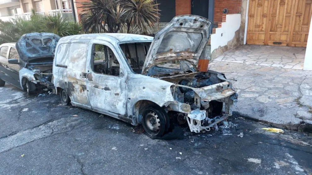 Misterio en Gascón y Aristóbulo del Valle: Dos vehículos incendiados y ninguna pista
