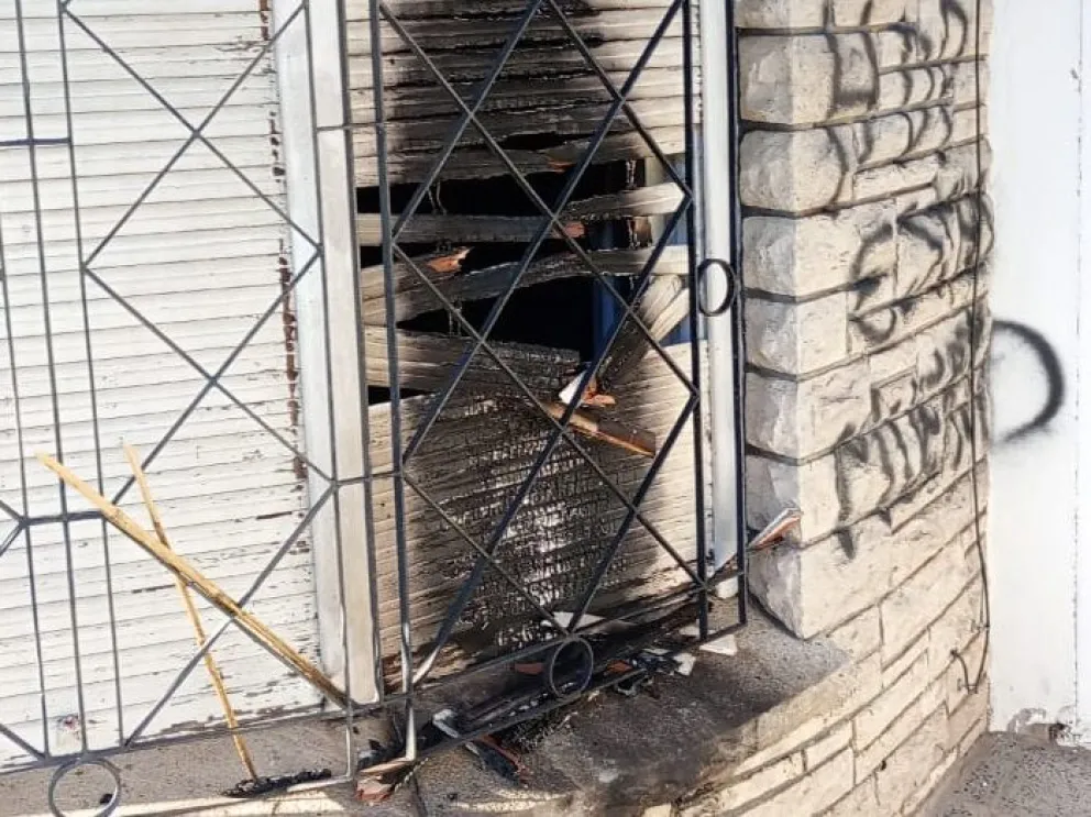 Pintadas y molotov en la casa de un ex directivo de un colegio marplatense