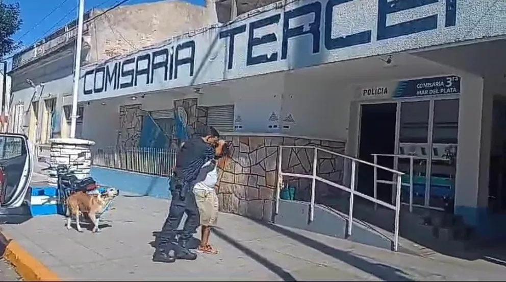 Caminaba por el Centro Comercial del Puerto y le robaron dinero
