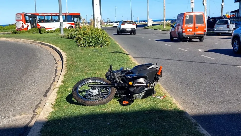 Un hombre a bordo de una moto mordió el cordón y despistó en Constitución y la costa 