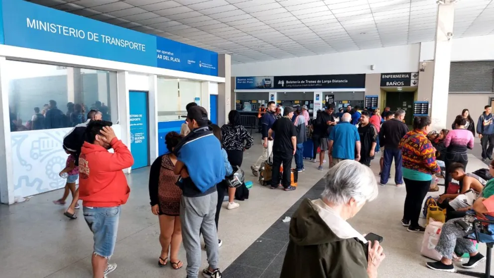 Trenes a Capital: cientos de turistas varados en Estación Ferroautomotora por pasajes agotados
