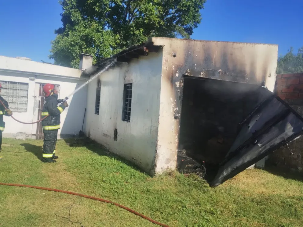 Bomberos sofocaron el incendio de un garage en una vivienda del barrio Belisario Roldán