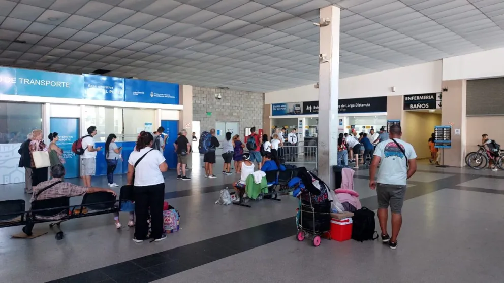 Empezaron a liberarse boletos de tren para que los turistas varados puedan volver a Capital