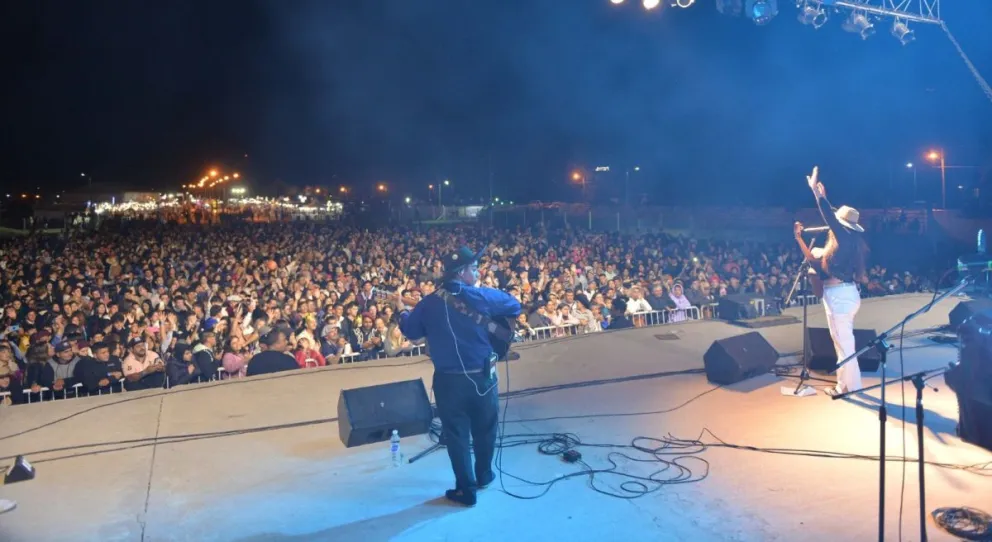 Coronel Vidal recibió al cantante Ulises Bueno