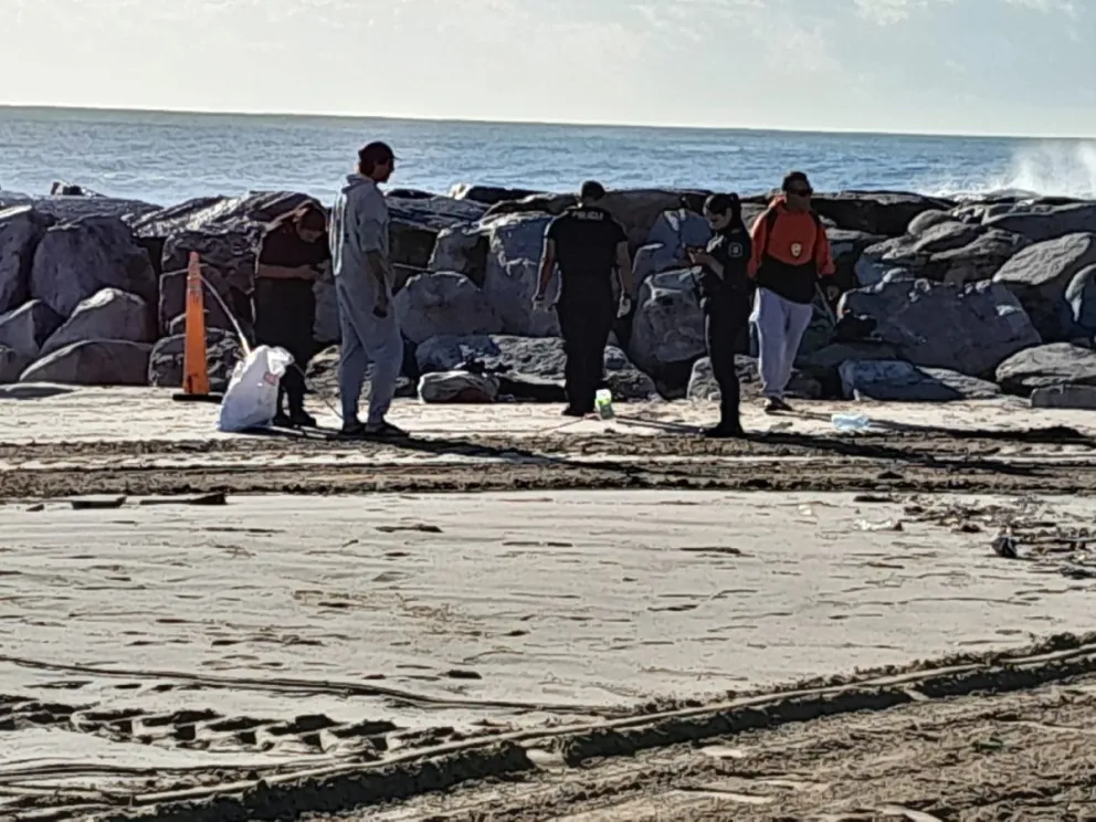 Hallan en playa Alfonsina el cadáver de un hombre e investigan la causa de muerte