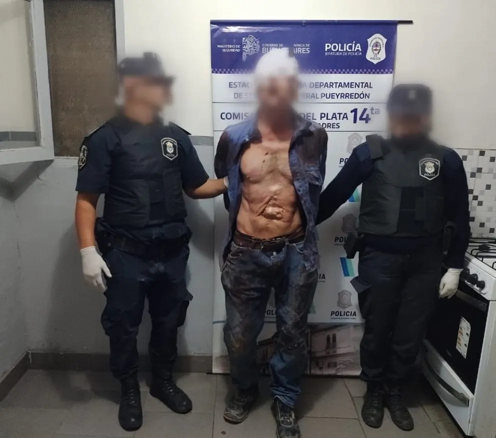 Video: Quiso robar en un comercio, tomó a una familia como rehén y las propias víctimas lograron reducirlo
