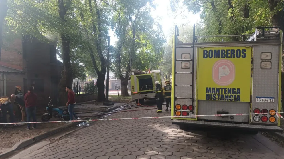 Se incendió una casa por la explosión de un calefón: un hombre resultó herido 