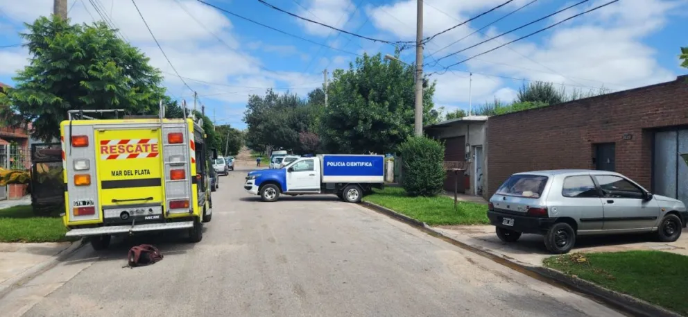 Encontraron a un hombre muerto en el techo de una casa e investigan qué pasó