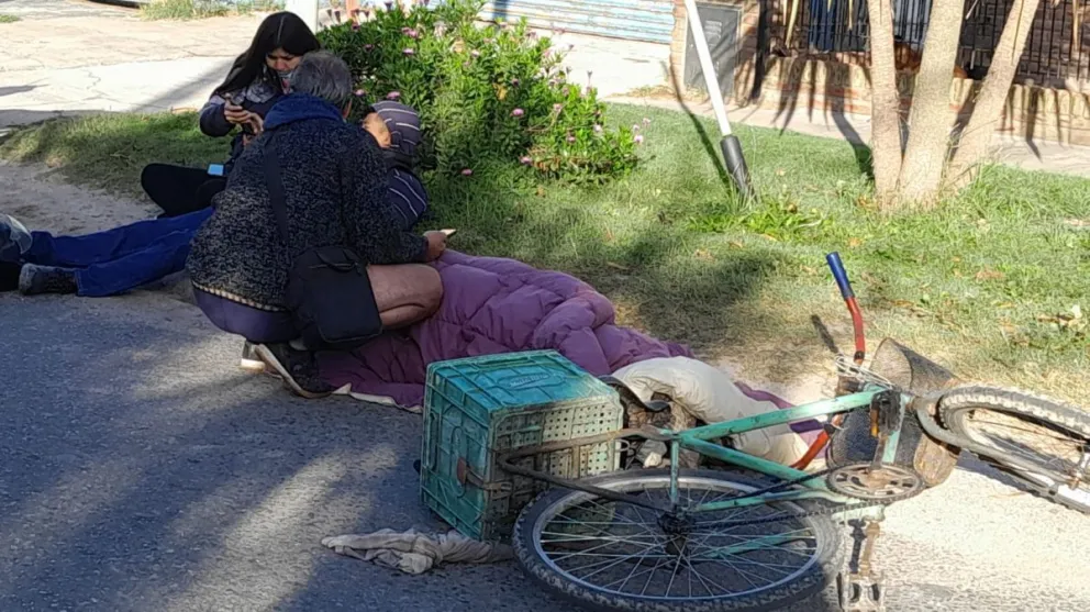 Ciclista lesionado y conductor de moto con posible fractura tras accidente vial en Los Pinares