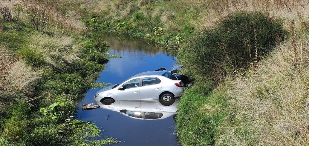 Insólito accidente en Mar del Plata: Un auto cae al arroyo La Tapera por confusión de la conductora