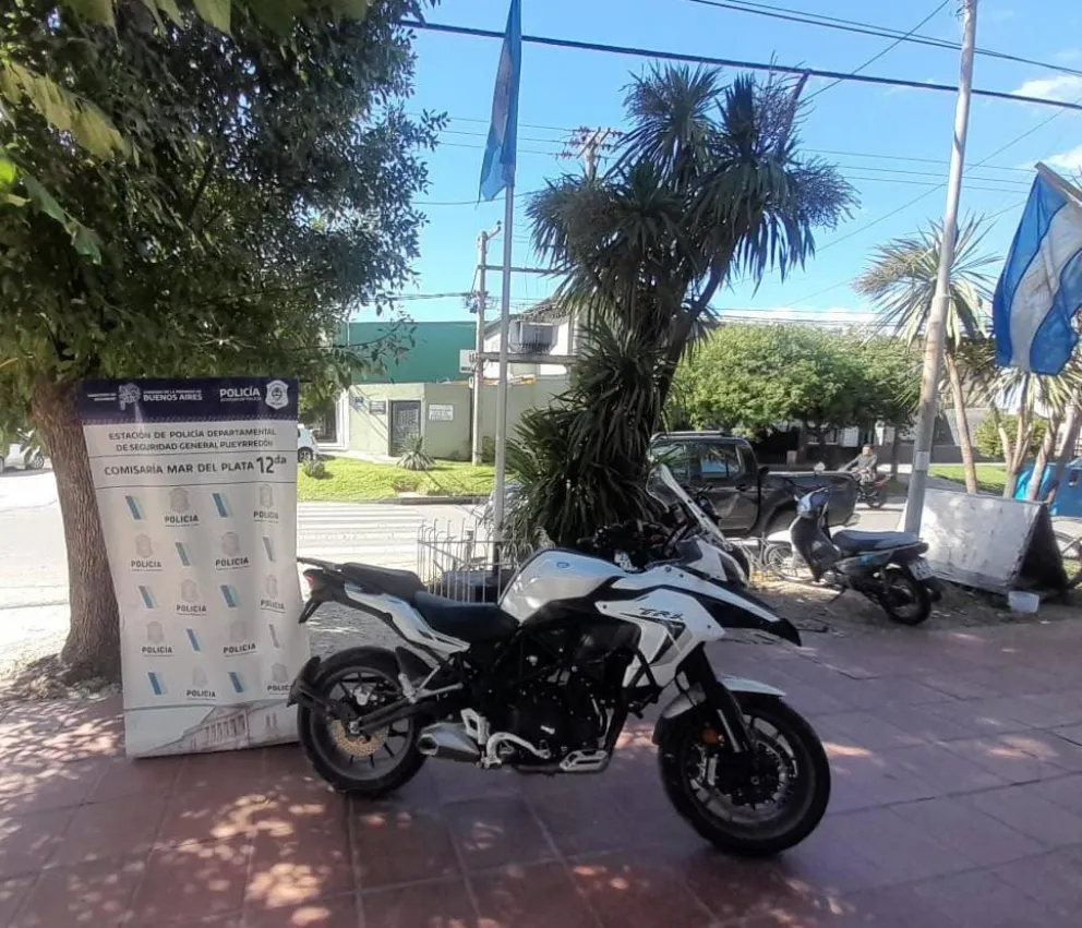 Menores circulaban en una moto robada y otra sin papeles