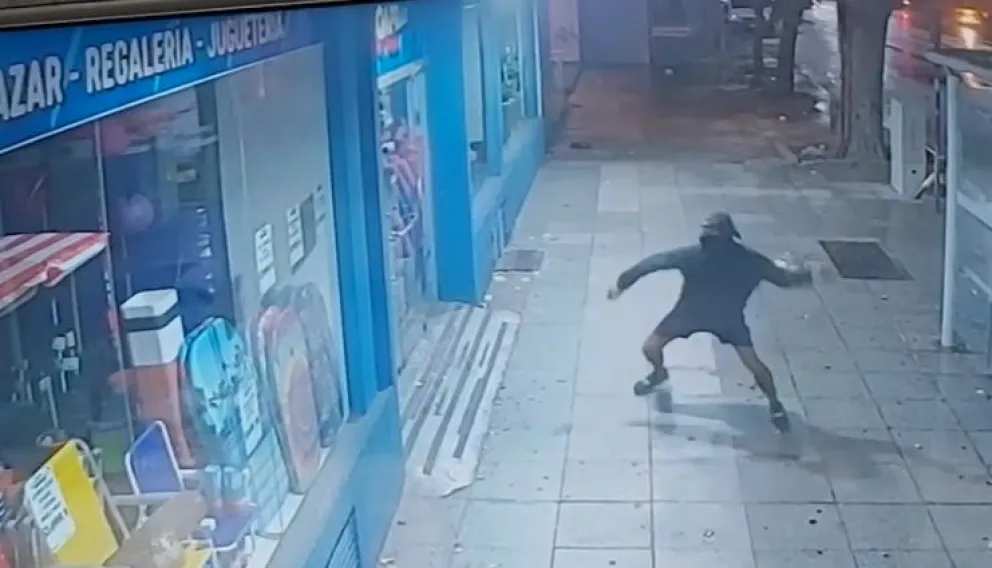 Rompió a piedrazos la puerta de un comercio de Avenida Luro y Guido y escapó con dos anafes