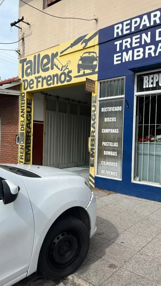 Se prendió fuego un taller mecánico: un hombre resultó herido en la pierna