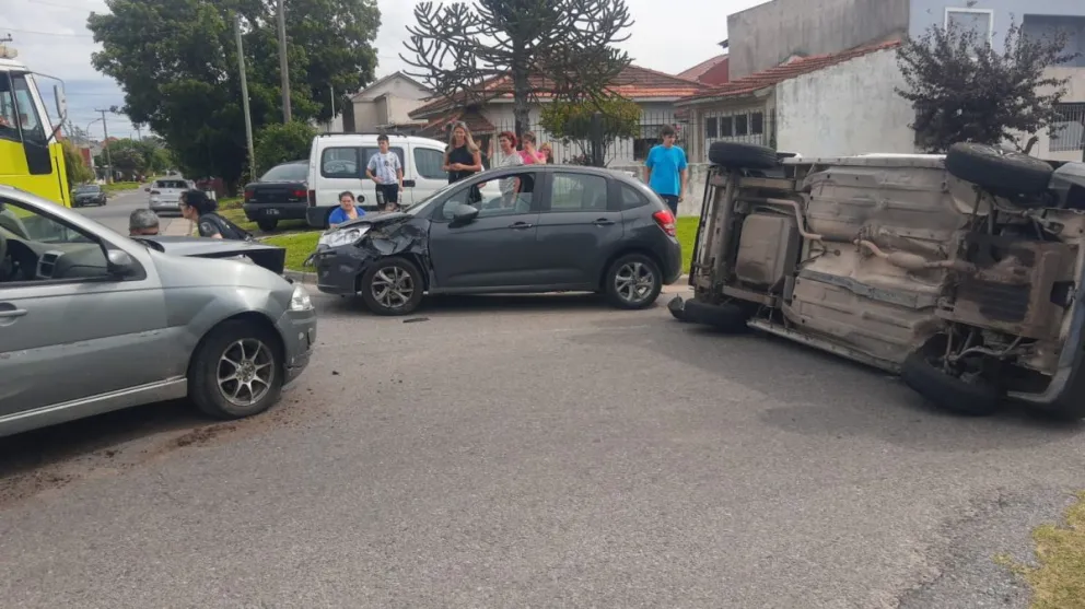 Un auto volcó en el Puerto tras chocar con otros dos: hay gente atrapada 