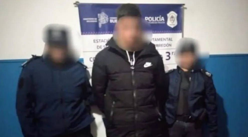 Jóvenes realizaban maniobras imprudentes en una moto robada y se escaparon en contramano
