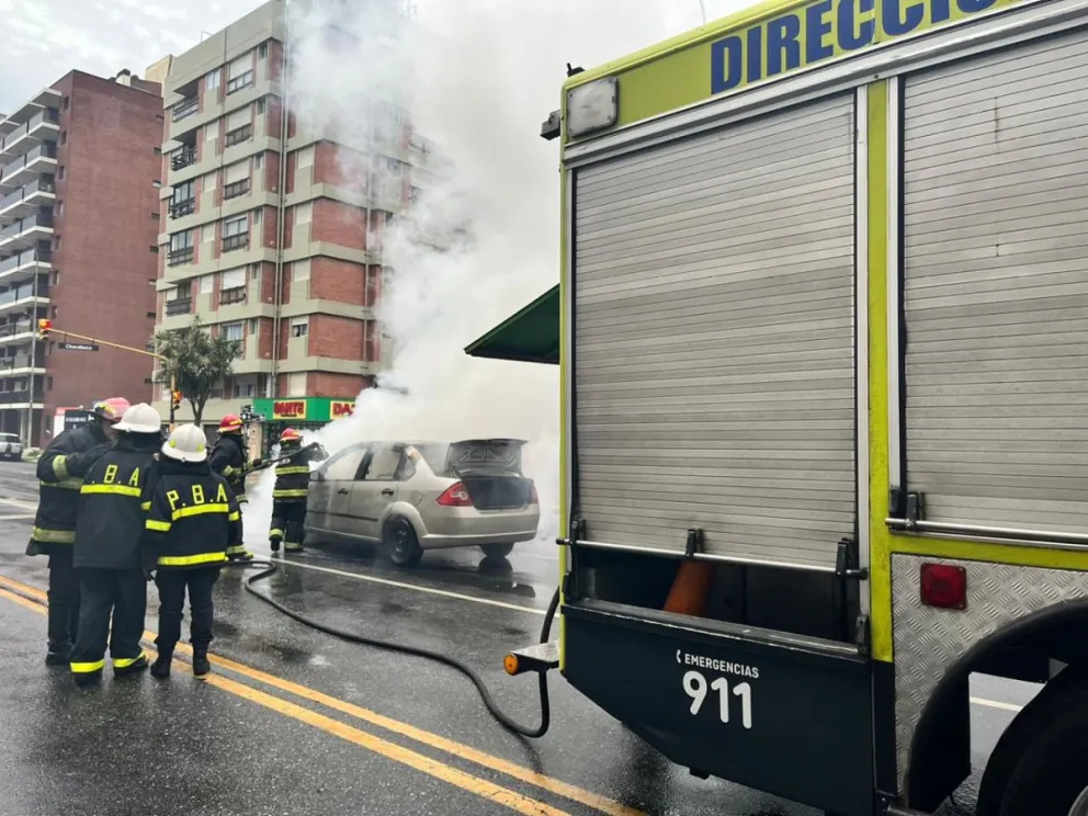 Incendio y pérdidas casi totales en un automóvil que circulaba por La Perla