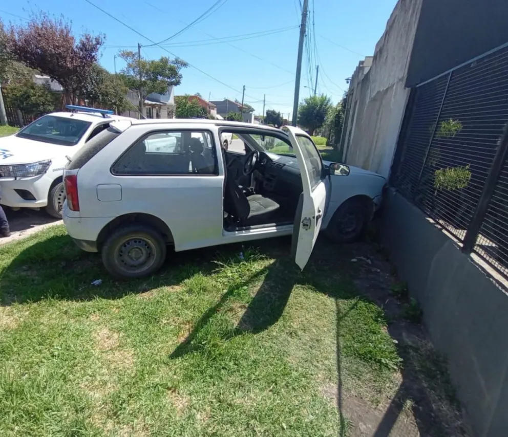 Robaron un auto, escapaban de la policía y chocaron contra un paredón