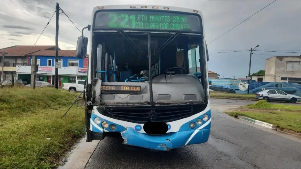 Accidente de tránsito entre un colectivo de línea y una camioneta en Playa Serena 