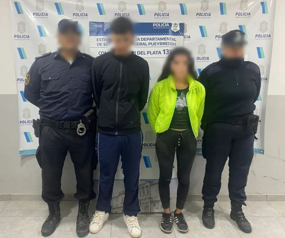 Detienen a pareja que iba "de tiro" en una moto sin papeles: un cómplice huyó