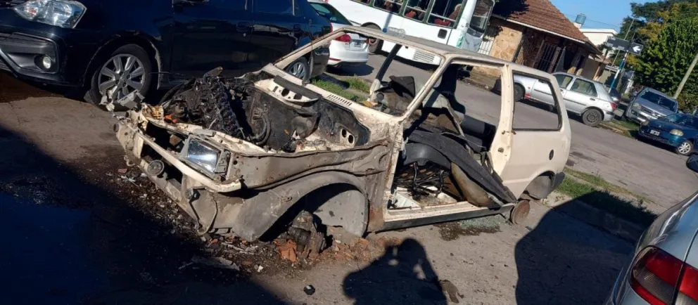 Atrapan a un hombre que se encontraba desmantelando el interior de un Fiat Uno