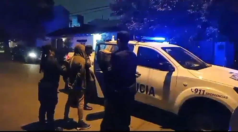 Atrapan a tres hombres que caminaban con ruedas robadas en la zona del Materno
