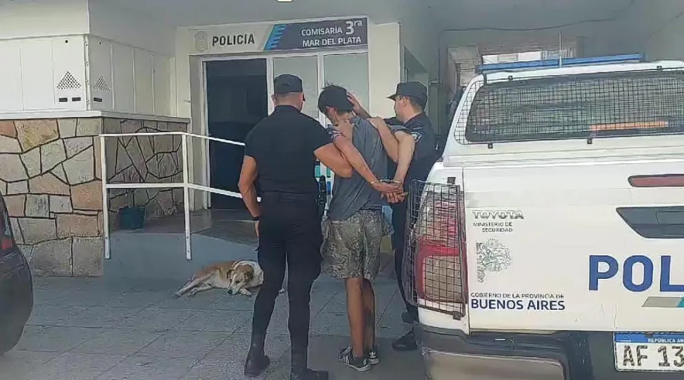 Lo atrapan cuando se robaba una ventana y varios utensilios de cocina de una casa