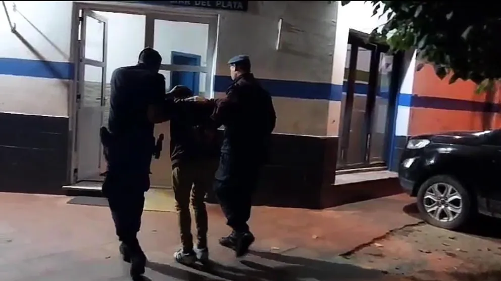 Dos hombres le robaron la moto a una mujer en avenida Alió y Falucho: terminaron en Batán