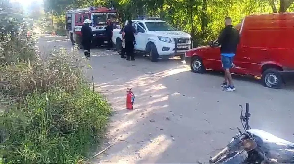 Motociclista se fracturó una pierna al chocar contra una Fiorino