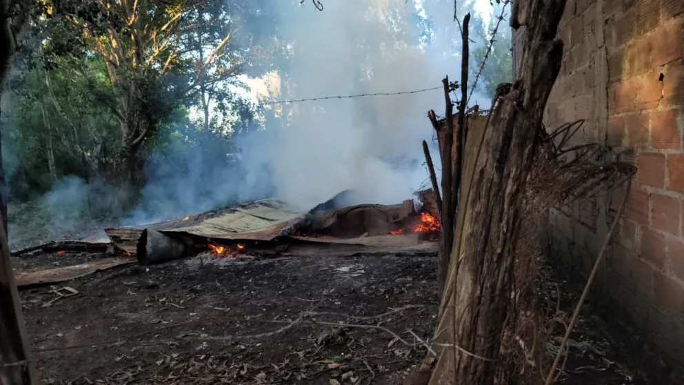 Se incendió una vivienda y el fuego arrasó con todo