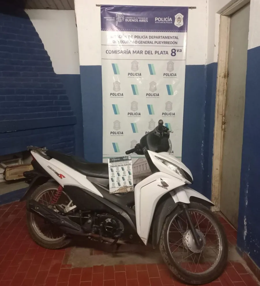 Detienen a una mujer por manejar una moto robada