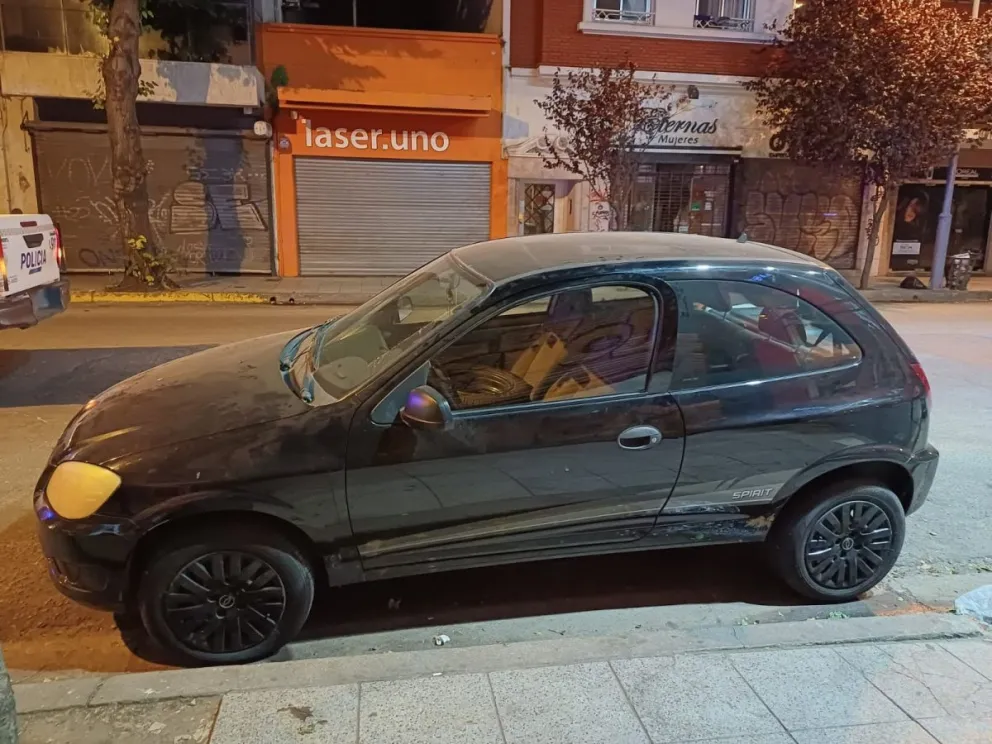 Detuvieron a un hombre por violentar la puerta de un auto para robar