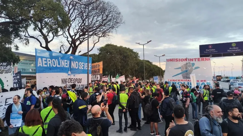 Tensión en CABA por una protesta de trabajadores tercerizados de Aerolíneas Argentinas