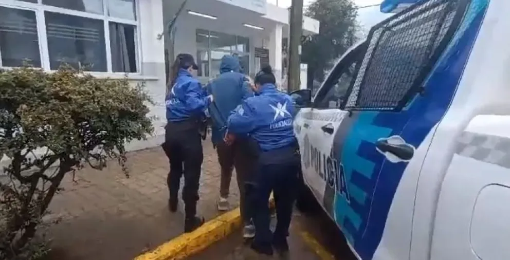 Un hombre con amplio historial delictivo fue detenido por violentar un auto para dormir 