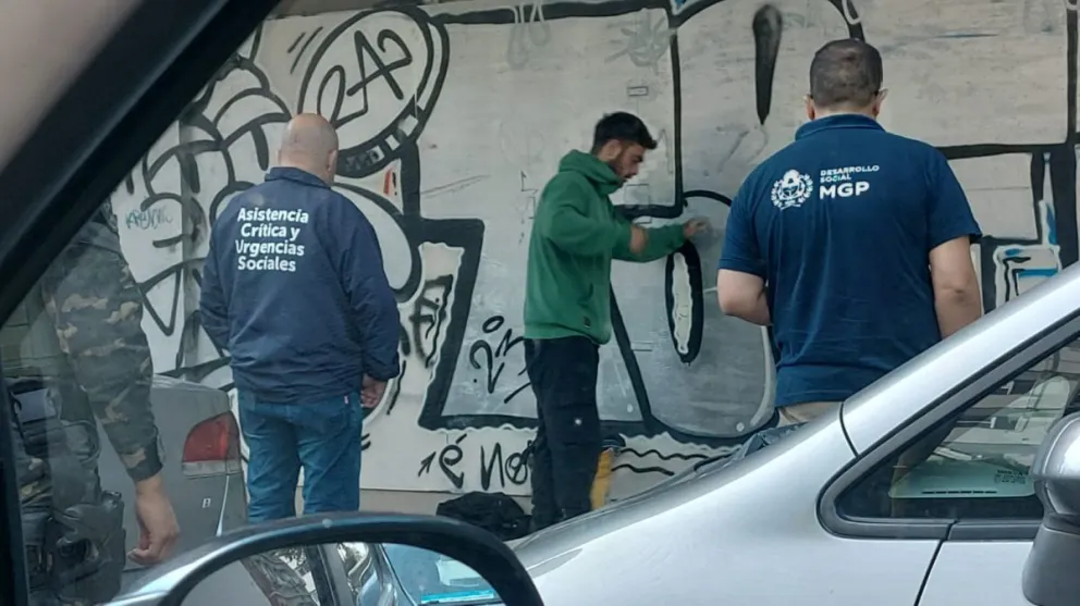 Operativo para desalojar a quienes pernoctan en plazas y espacios públicos de microcentro