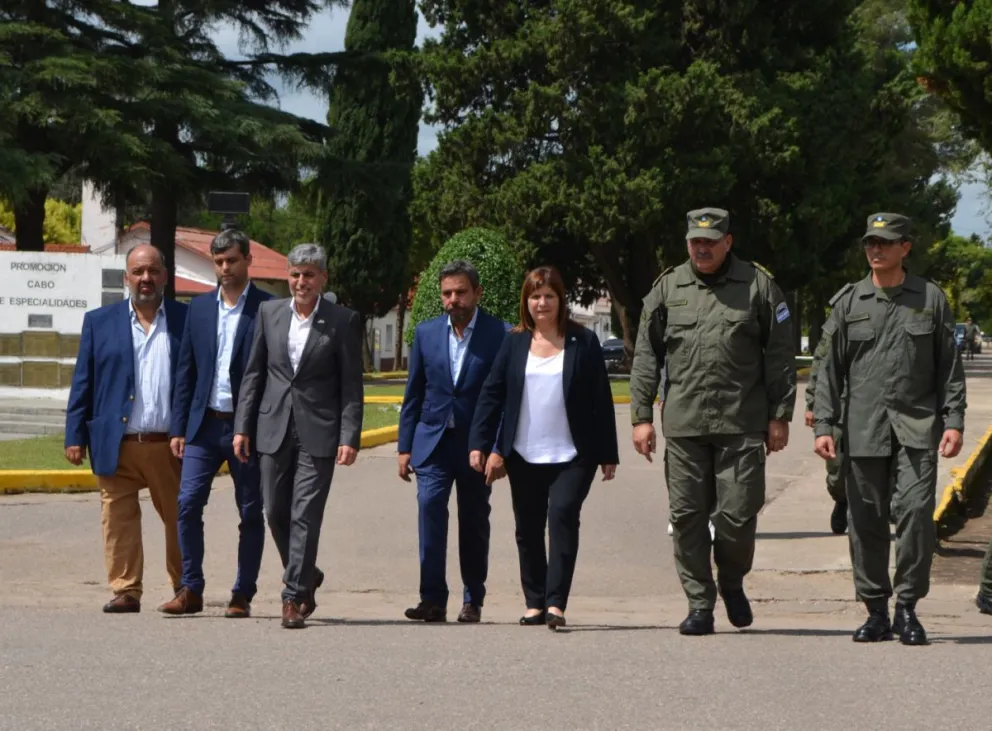 Bullrich visitó las instalaciones del Destacamento Móvil 3 y la Escuela de Suboficiales de Gendarmería 