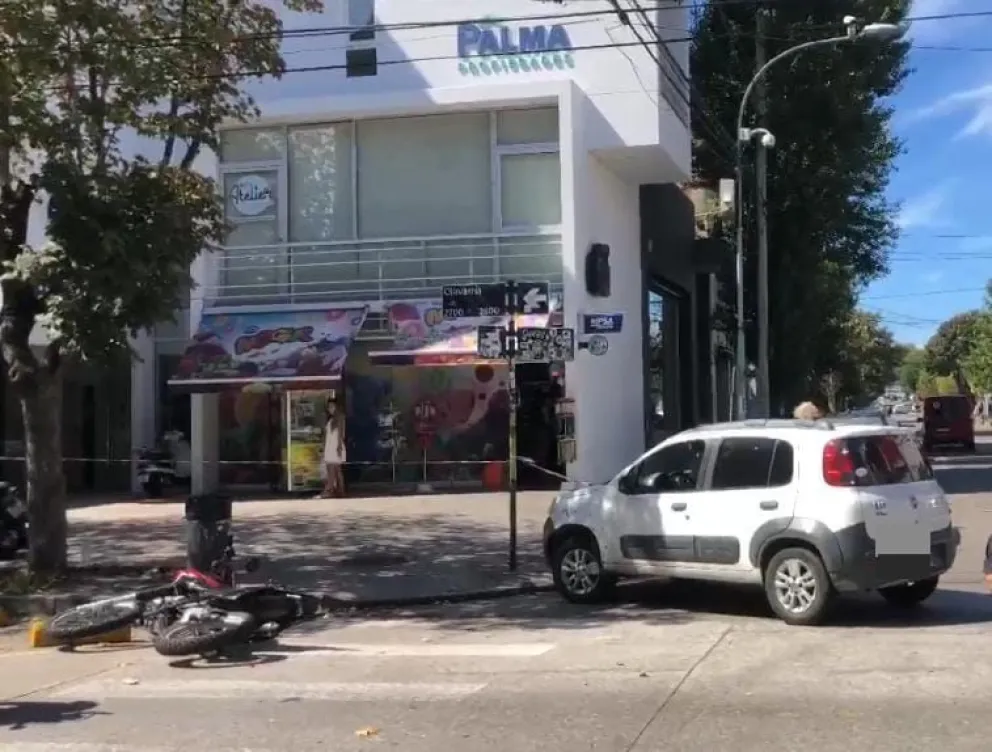 Un motociclista se fracturó la pierna tras chocar con un auto en Olavarría y Garay