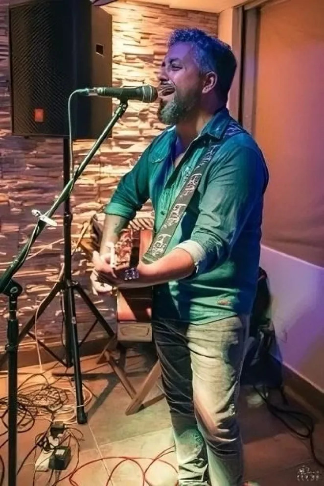 Nico Etchiverry presenta todos sus covers en el primer rooftop frente al mar