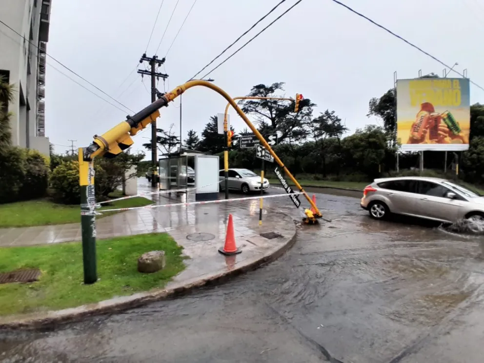 Semáforo caído, cortes de energía y calles anegadas en el inicio de una jornada con "alerta naranja"