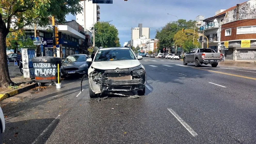Tres vehículos involucrados en choque en Independencia y Alberti