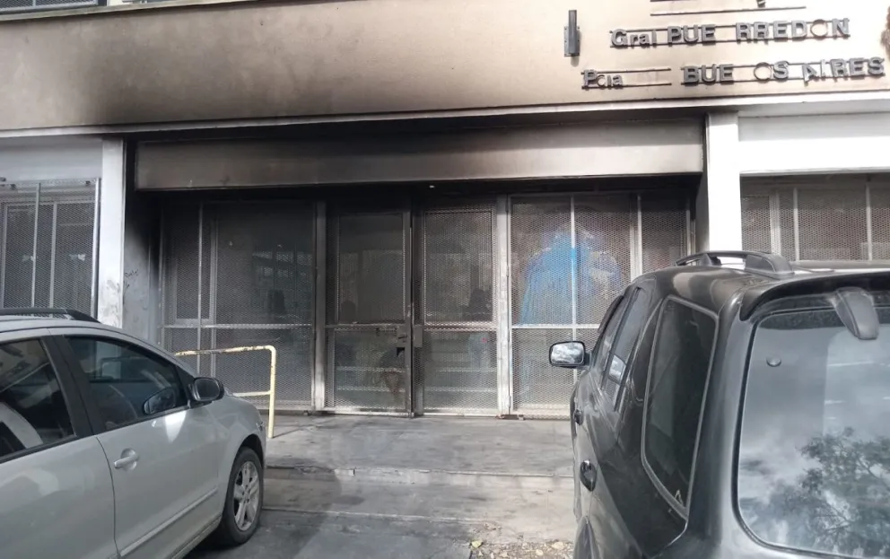 Indignante: vandalizaron la entrada de una escuela en el barrio Belgrano