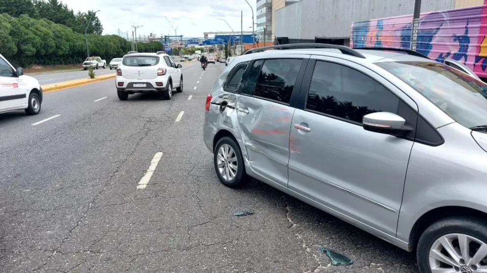 Choque entre un colectivo de línea y una Surán en Juan B. Justo y Acha 