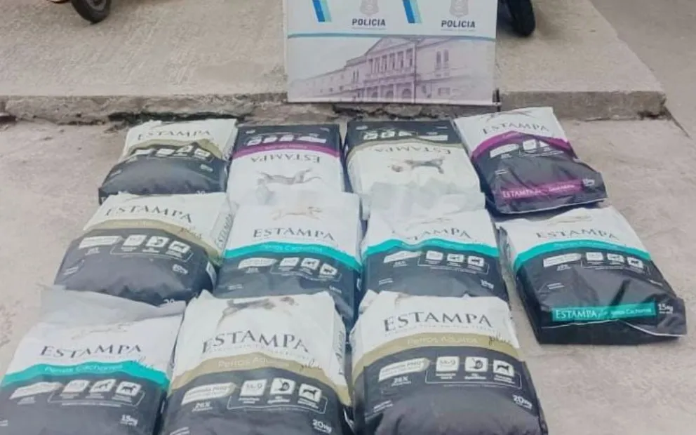 Sospechaba de su empleado y lo denunció: tenía 11 bolsas de alimento en el auto