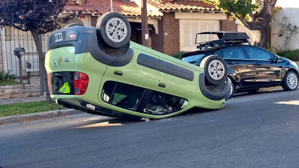 Accidente y vuelco en Alsina entre Roca y Peña