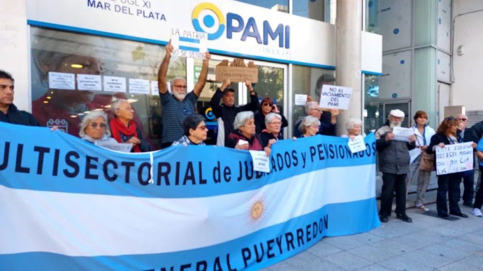 Jubilados y pensionados se manifestaron frente a la sede local del PAMI