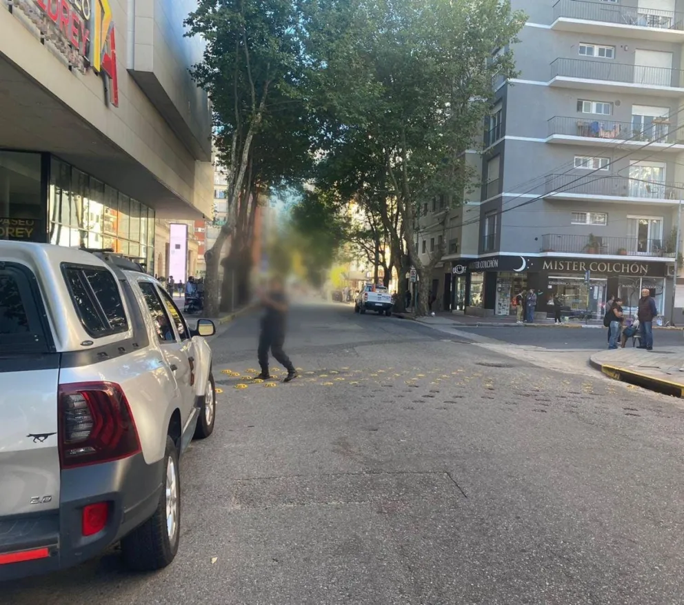 Un hombre embistió con su camioneta a una mujer que cruzaba la calle a pie