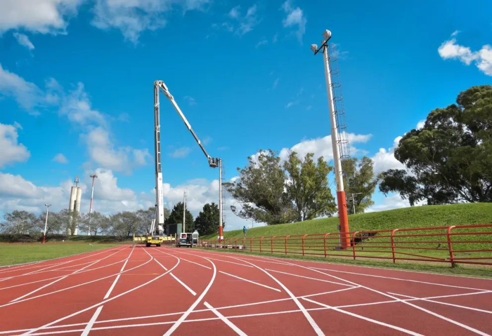 Realizan tareas de reacondicionamiento en la pista municipal de atletismo 