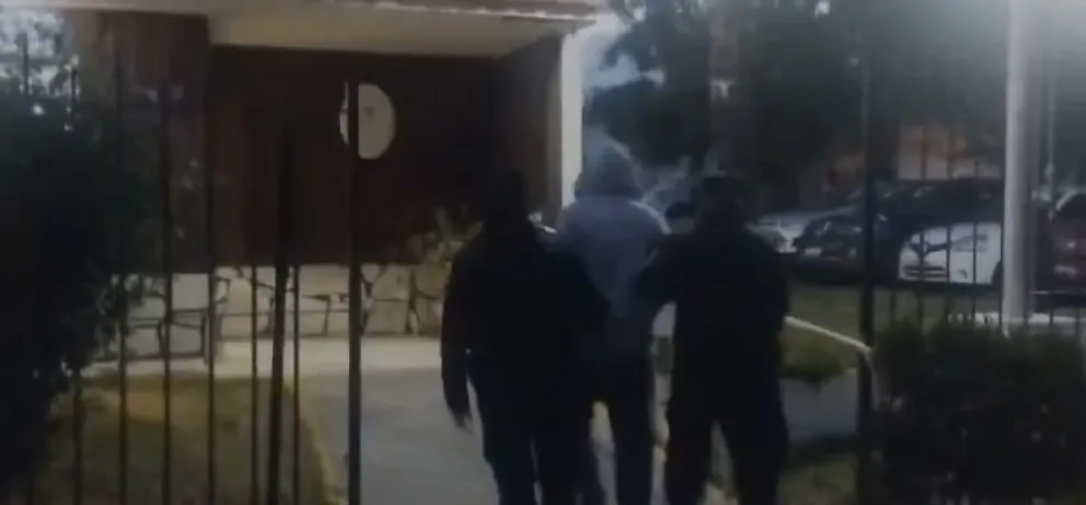 Una mujer lo echó de la casa y enloqueció: a las patadas contra la puerta y cabezazos a la policía